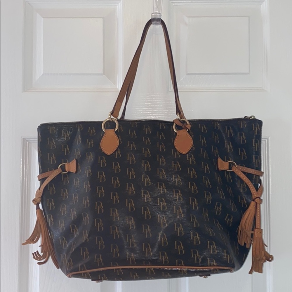 gently used Dooney & Bourke large tote.